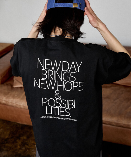 PUBLUX(パブリュクス)の「PUBLUX/パブリュクス <機能性素材>LOVE POP STUDIO NEW DAY タイポグラフィー Tシャツ 限定展開(Tシャツ/カットソー・メンズ・ブラック/ホワイト/ネイビー・L/M/S)」の4枚目の写真