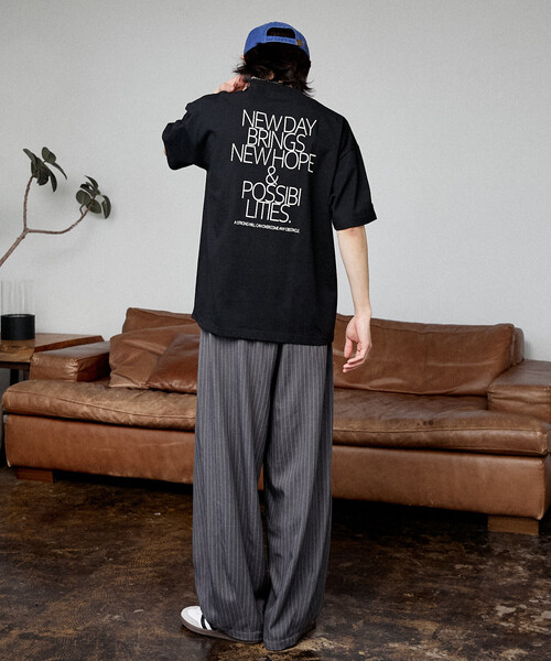 PUBLUX(パブリュクス)の「PUBLUX/パブリュクス <機能性素材>LOVE POP STUDIO NEW DAY タイポグラフィー Tシャツ 限定展開(Tシャツ/カットソー・メンズ・ブラック/ホワイト/ネイビー・L/M/S)」の5枚目の写真