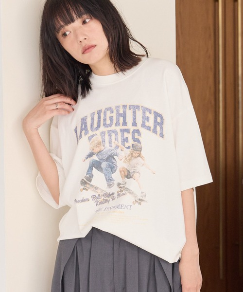 PBLIM(ページボーイリム)の「《UNISEX》スケボーキッズT フロントプリント / カレッジ(Tシャツ/カットソー・レディース・オフホワイト/ネイビー・MEDIUM/LARGE)」の1枚目の写真