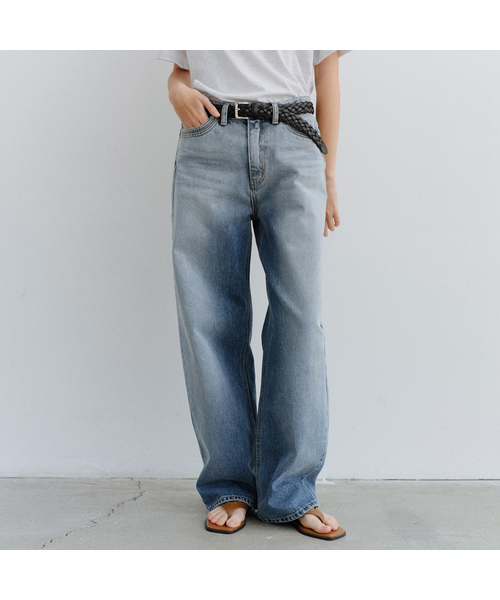 URAGO(ユラーゴ)の「Boy brushed wide denim(デニムパンツ・レディース・ライトブルー・SMALL/MEDIUM/LARGE)」の1枚目の写真