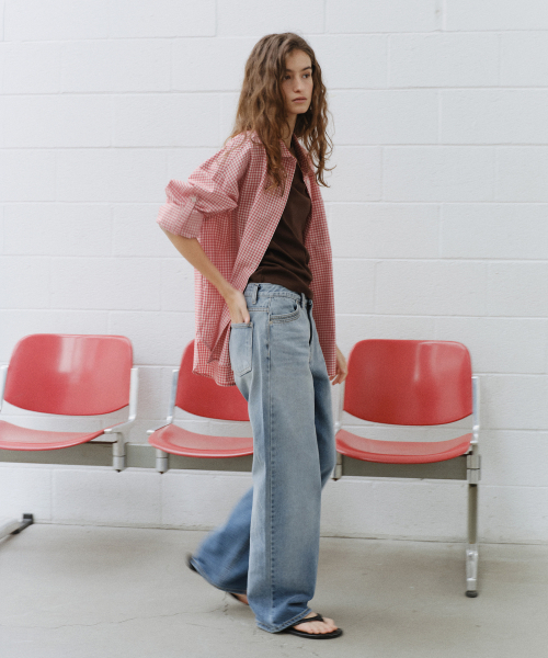 URAGO(ユラーゴ)の「Boy brushed wide denim(デニムパンツ・レディース・ライトブルー・SMALL/MEDIUM/LARGE)」の5枚目の写真