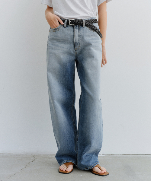 URAGO(ユラーゴ)の「Boy brushed wide denim(デニムパンツ・レディース・ライトブルー・SMALL/MEDIUM/LARGE)」の6枚目の写真