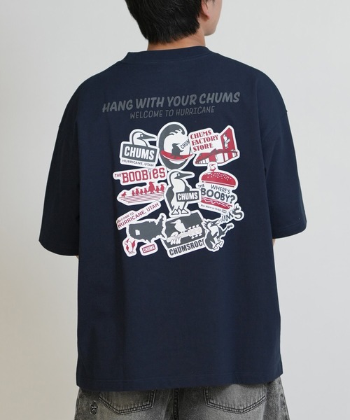 CHUMS(チャムス)の「【ムラサキスポーツ別注】CHUMS/チャムス CHUMS STICKER BOMB T Tシャツ CH01-2824(Tシャツ/カットソー・メンズ・ネイビー/ホワイト/ブラック/グレイッシュベージュ・M/L/XL/S)」の4枚目の写真