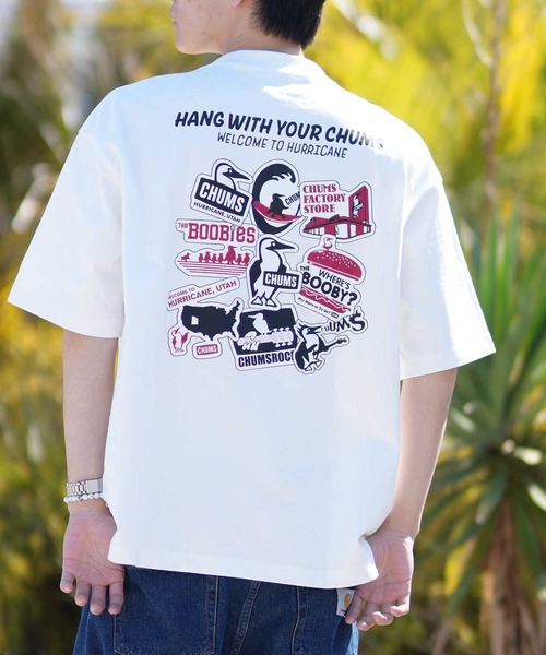 CHUMS(チャムス)の「【ムラサキスポーツ別注】CHUMS/チャムス CHUMS STICKER BOMB T Tシャツ CH01-2824(Tシャツ/カットソー・メンズ・ネイビー/ホワイト/ブラック/グレイッシュベージュ・M/L/XL/S)」の1枚目の写真