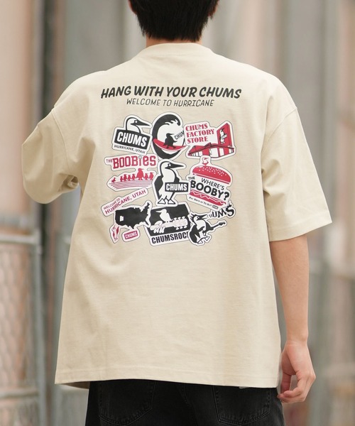 CHUMS(チャムス)の「【ムラサキスポーツ別注】CHUMS/チャムス CHUMS STICKER BOMB T Tシャツ CH01-2824(Tシャツ/カットソー・メンズ・ネイビー/ホワイト/ブラック/グレイッシュベージュ・M/L/XL/S)」の3枚目の写真