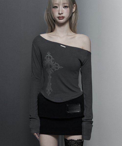 ETRE AU SOMMET(エトレオソメ)の「Lettering Printing One-Shoulder Long Sleeve Top (Dark Gray)(Tシャツ/カットソー・レディース・ダークグレー・FREE)」の1枚目の写真