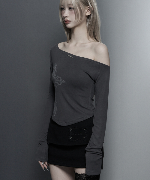 ETRE AU SOMMET(エトレオソメ)の「Lettering Printing One-Shoulder Long Sleeve Top (Dark Gray)(Tシャツ/カットソー・レディース・ダークグレー・FREE)」の2枚目の写真