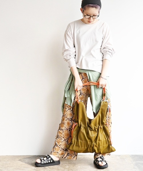 COMMON WARE(コモンウェアー)の「EM:cheek チーク ワンショルダー tiered code one shoulde(ショルダーバッグ・レディース・ピンク/カーキ/ブラック/グレー・FREE)」の3枚目の写真