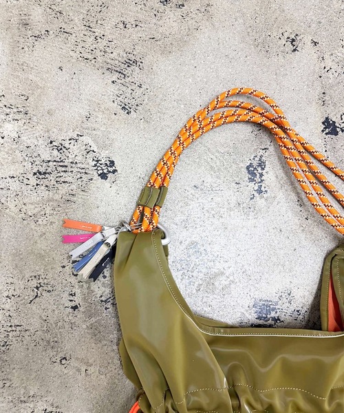 COMMON WARE(コモンウェアー)の「EM:cheek チーク ワンショルダー tiered code one shoulde(ショルダーバッグ・レディース・ピンク/カーキ/ブラック/グレー・FREE)」の12枚目の写真