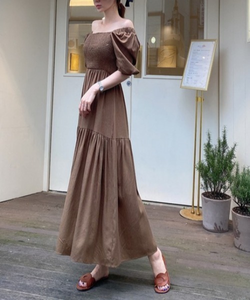 AMAJI(アマジ)の「オフショルダー パフスリーブ シャーリング ウエスト切替 ティアード ワンピース(ワンピース・レディース・カーキ/ホワイト・FREE)」の2枚目の写真