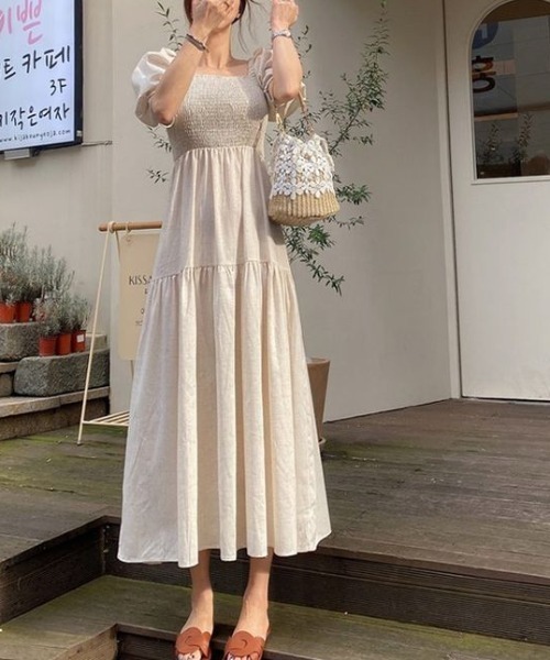 AMAJI(アマジ)の「オフショルダー パフスリーブ シャーリング ウエスト切替 ティアード ワンピース(ワンピース・レディース・カーキ/ホワイト・FREE)」の5枚目の写真