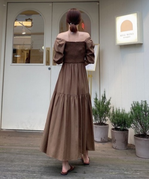 AMAJI(アマジ)の「オフショルダー パフスリーブ シャーリング ウエスト切替 ティアード ワンピース(ワンピース・レディース・カーキ/ホワイト・FREE)」の4枚目の写真