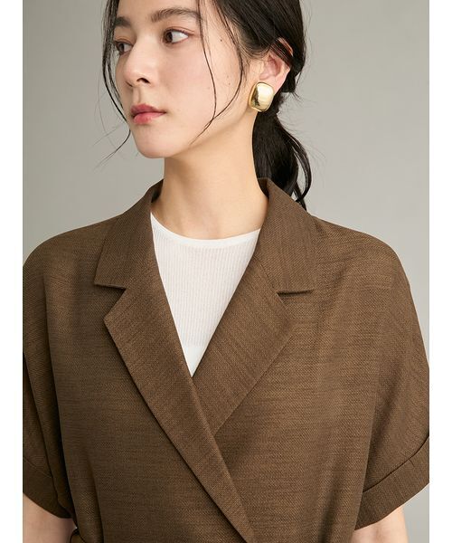 Mila Owen(ミラオーウェン)の「ロールアップダブルブレストカラミジャケット(テーラードジャケット・レディース・ブラウン/ブラック/ベージュ・1/0)」の9枚目の写真