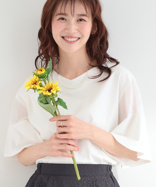 SHOO・LA・RUE(シューラルー)の「【ひんやり/S-LL/洗濯機可】フレアスリーブで二の腕を自然にカバー 浅VネックTシャツ(Tシャツ/カットソー・レディース・ライトイエロー系/ホワイト/ライトブルー・04/03/02/01)」の1枚目の写真