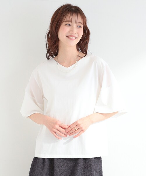 SHOO・LA・RUE(シューラルー)の「【ひんやり/S-LL/洗濯機可】フレアスリーブで二の腕を自然にカバー 浅VネックTシャツ(Tシャツ/カットソー・レディース・ライトイエロー系/ホワイト/ライトブルー・04/03/02/01)」の4枚目の写真
