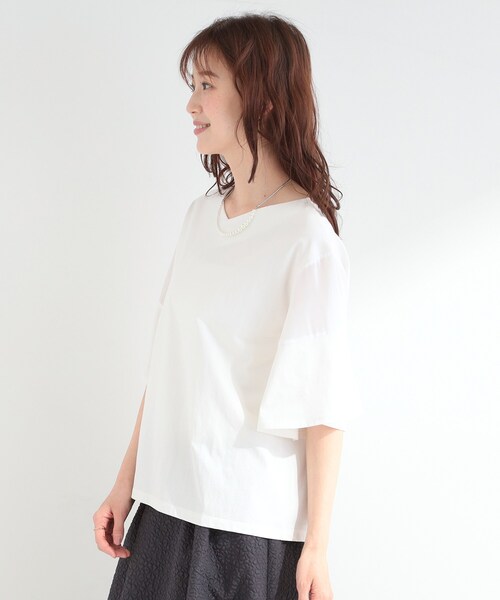 SHOO・LA・RUE(シューラルー)の「【ひんやり/S-LL/洗濯機可】フレアスリーブで二の腕を自然にカバー 浅VネックTシャツ(Tシャツ/カットソー・レディース・ライトイエロー系/ホワイト/ライトブルー・04/03/02/01)」の5枚目の写真