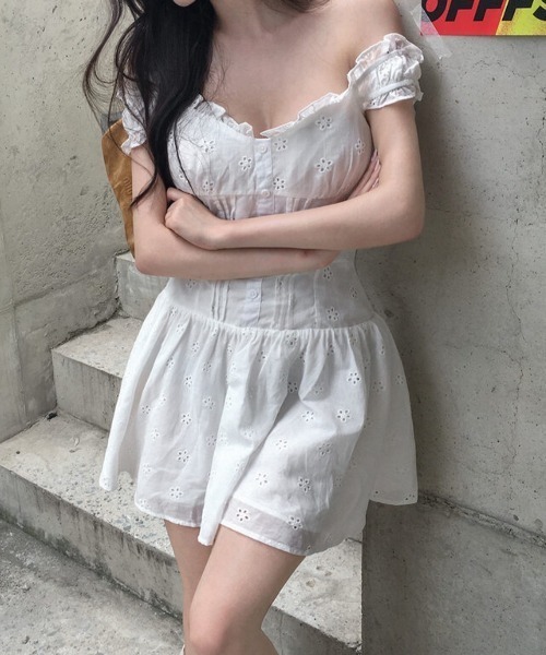 Aelina(エリナ)の「フリルショートワンピース(ワンピース・レディース・オフホワイト/ブラック・FREE)」の1枚目の写真
