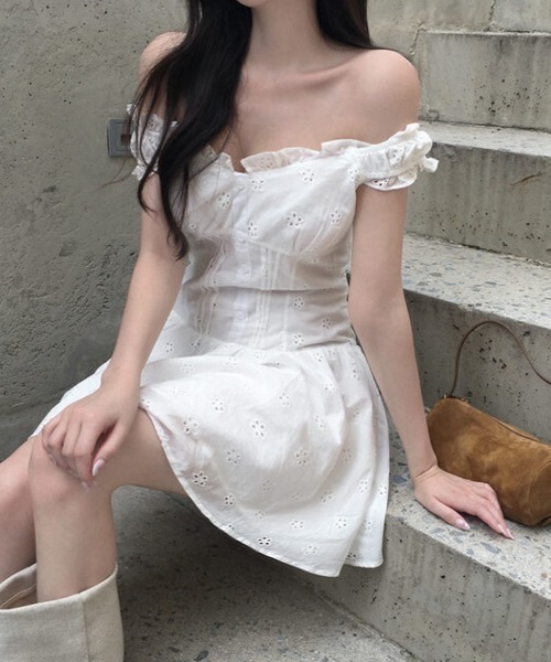 Aelina(エリナ)の「フリルショートワンピース(ワンピース・レディース・オフホワイト/ブラック・FREE)」の3枚目の写真