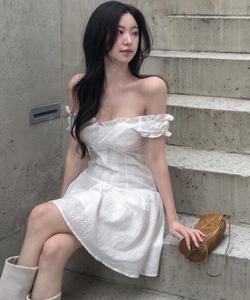 Aelina(エリナ)の「フリルショートワンピース(ワンピース・レディース・オフホワイト/ブラック・FREE)」の4枚目の写真