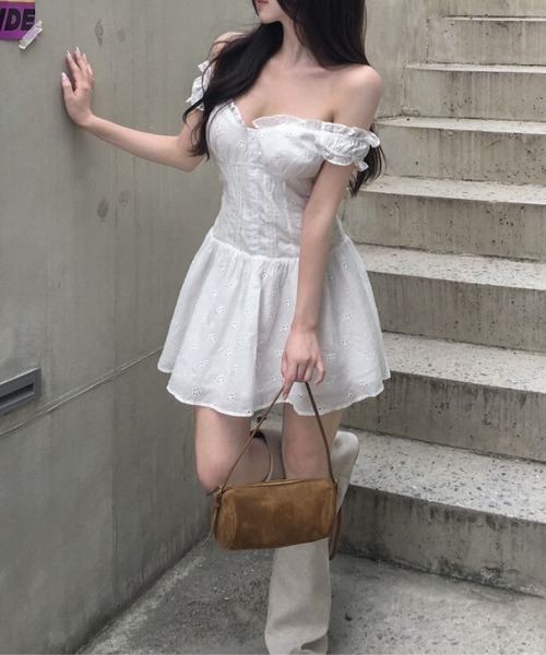 Aelina(エリナ)の「フリルショートワンピース(ワンピース・レディース・オフホワイト/ブラック・FREE)」の5枚目の写真