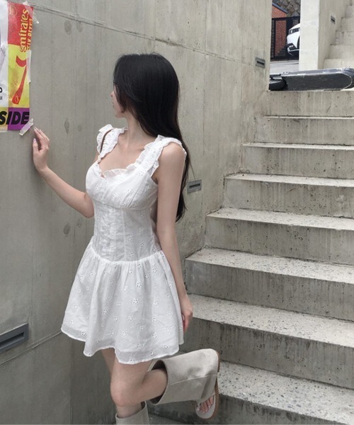 Aelina(エリナ)の「フリルショートワンピース(ワンピース・レディース・オフホワイト/ブラック・FREE)」の6枚目の写真