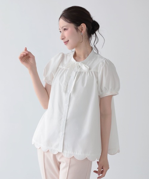 Fit more(フィットモア)の「裾スカラップリボンブラウス(シャツ/ブラウス・レディース・ホワイト/ネイビー/コーラル・FREE)」の1枚目の写真