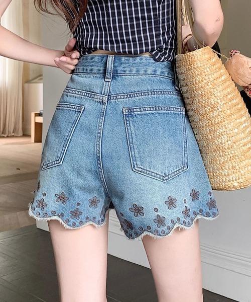 meJane(ミージェーン)の「フラワー刺繍スカラップ デニムショートパンツ(デニムパンツ・レディース・ブルー・L/M/S)」の4枚目の写真