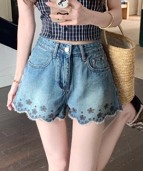 meJane(ミージェーン)の「フラワー刺繍スカラップ デニムショートパンツ(デニムパンツ・レディース・ブルー・L/M/S)」の3枚目の写真