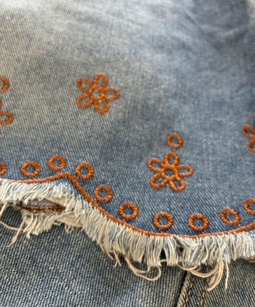 meJane(ミージェーン)の「フラワー刺繍スカラップ デニムショートパンツ(デニムパンツ・レディース・ブルー・L/M/S)」の10枚目の写真