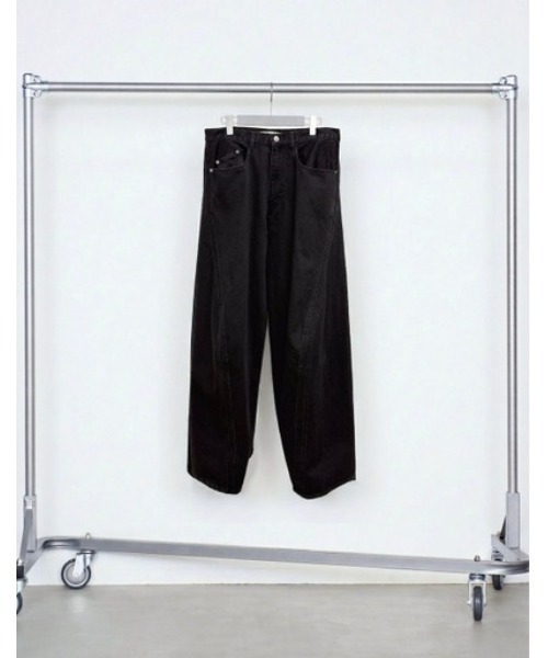 NVRFRGT（ネヴァーフォーゲット）の「3D TWISTED WIDE LEG JEANS/デニム/立体裁断/ブラックデニム/タンブルバイオストーンウォッシュ加工/シグネチャーアイテム/NVRFRGT（デニムパンツ・メンズ・ブラック・2/1/3）」の7枚目の写真
