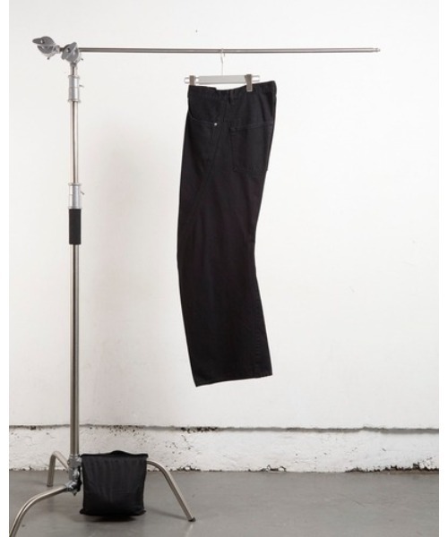 NVRFRGT（ネヴァーフォーゲット）の「3D TWISTED WIDE LEG JEANS/デニム/立体裁断/ブラックデニム/タンブルバイオストーンウォッシュ加工/シグネチャーアイテム/NVRFRGT（デニムパンツ・メンズ・ブラック・2/1/3）」の2枚目の写真