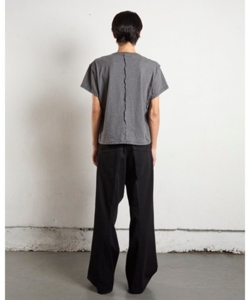 NVRFRGT（ネヴァーフォーゲット）の「3D TWISTED WIDE LEG JEANS/デニム/立体裁断/ブラックデニム/タンブルバイオストーンウォッシュ加工/シグネチャーアイテム/NVRFRGT（デニムパンツ・メンズ・ブラック・2/1/3）」の5枚目の写真