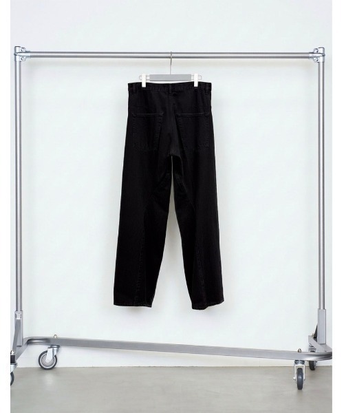 NVRFRGT（ネヴァーフォーゲット）の「3D TWISTED WIDE LEG JEANS/デニム/立体裁断/ブラックデニム/タンブルバイオストーンウォッシュ加工/シグネチャーアイテム/NVRFRGT（デニムパンツ・メンズ・ブラック・2/1/3）」の3枚目の写真