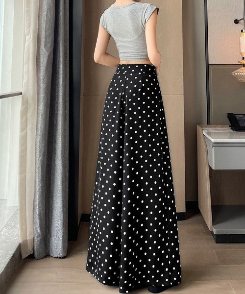 AMAJI(アマジ)の「総柄プリント サテン ワイドパンツ(その他パンツ・レディース・ブラウン/ブラック・LARGE/MEDIUM/SMALL/X-LARGE)」の3枚目の写真