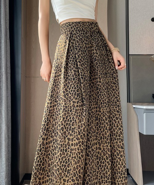 AMAJI(アマジ)の「総柄プリント サテン ワイドパンツ(その他パンツ・レディース・ブラウン/ブラック・LARGE/MEDIUM/SMALL/X-LARGE)」の4枚目の写真