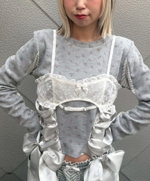 Candy Stripper(キャンディストリッパー)の「SHOULDER PAD FLOWER トップス(Tシャツ/カットソー・レディース・アイボリー/ブラック/グレー・FREE)」の3枚目の写真