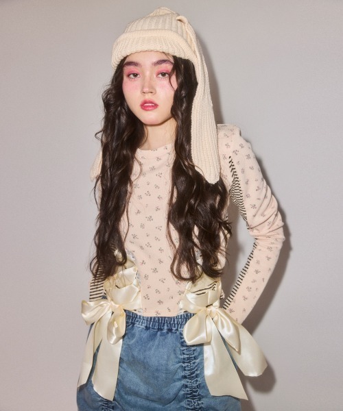 Candy Stripper(キャンディストリッパー)の「SHOULDER PAD FLOWER トップス(Tシャツ/カットソー・レディース・アイボリー/ブラック/グレー・FREE)」の4枚目の写真