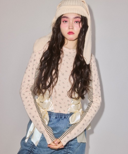 Candy Stripper(キャンディストリッパー)の「SHOULDER PAD FLOWER トップス(Tシャツ/カットソー・レディース・アイボリー/ブラック/グレー・FREE)」の5枚目の写真