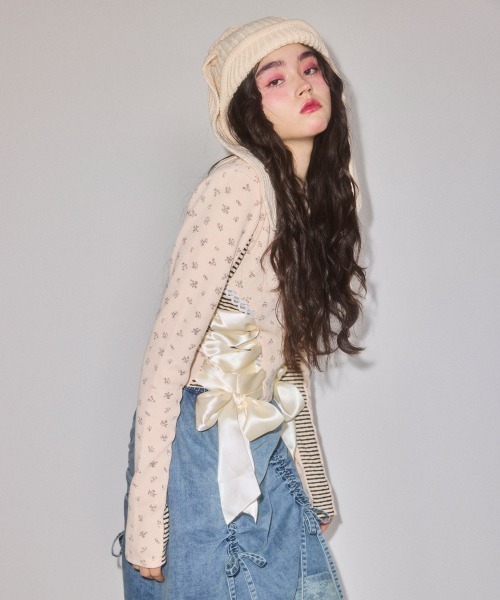 Candy Stripper(キャンディストリッパー)の「SHOULDER PAD FLOWER トップス(Tシャツ/カットソー・レディース・アイボリー/ブラック/グレー・FREE)」の7枚目の写真