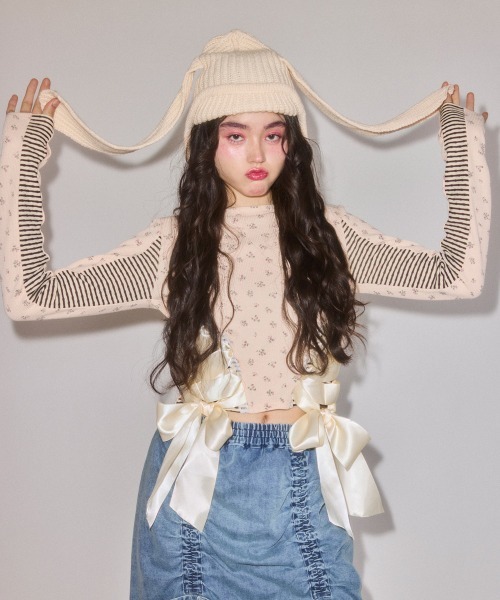 Candy Stripper(キャンディストリッパー)の「SHOULDER PAD FLOWER トップス(Tシャツ/カットソー・レディース・アイボリー/ブラック/グレー・FREE)」の9枚目の写真