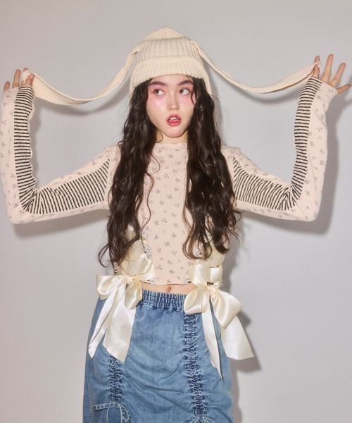 Candy Stripper(キャンディストリッパー)の「SHOULDER PAD FLOWER トップス(Tシャツ/カットソー・レディース・アイボリー/ブラック/グレー・FREE)」の10枚目の写真