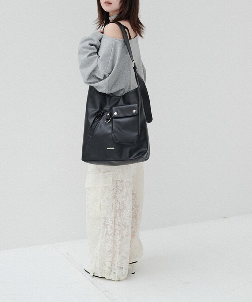 ELLEgirl（エルガール）の「ワンハンドルアウトポケットショルダー【A4収納可能】（トートバッグ・レディース・ブラウン/ブラック・FREE）」の7枚目の写真