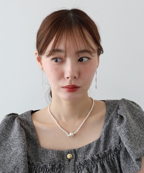 BLUEEAST（ブルーイースト）の「トリプルパールロングピアス / ニッケルフリー（ピアス（両耳用）・レディース・シルバー/ゴールド・FREE）」の5枚目の写真