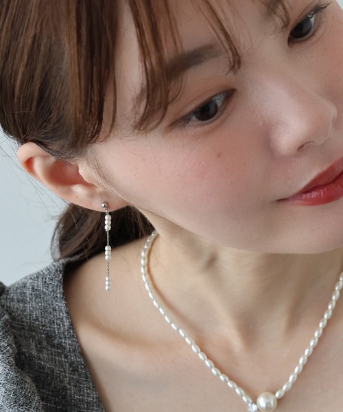BLUEEAST（ブルーイースト）の「トリプルパールロングピアス / ニッケルフリー（ピアス（両耳用）・レディース・シルバー/ゴールド・FREE）」の4枚目の写真