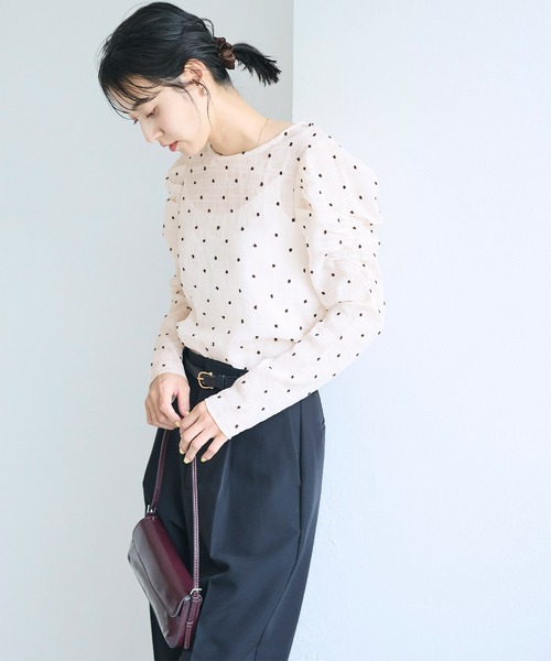 coca(coca)(コカ)の「クレープシャーリングドットギャザースリーブトップス(Tシャツ/カットソー・レディース・ブラウン/アイボリー・L/M/S)」の4枚目の写真