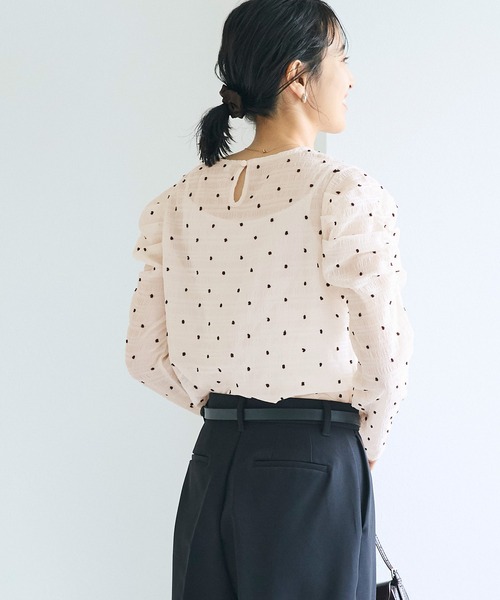 coca(coca)(コカ)の「クレープシャーリングドットギャザースリーブトップス(Tシャツ/カットソー・レディース・ブラウン/アイボリー・L/M/S)」の5枚目の写真