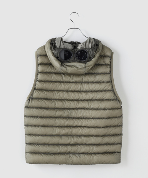 C.P. COMPANY(シーピーカンパニー)の「C.P.Company / シーピーカンパニー D.D. SHELL GOGGLE DOWN GILET(ダウンジャケット/コート・メンズ・チャコールグレー・MEDIUM/LARGE)」の2枚目の写真