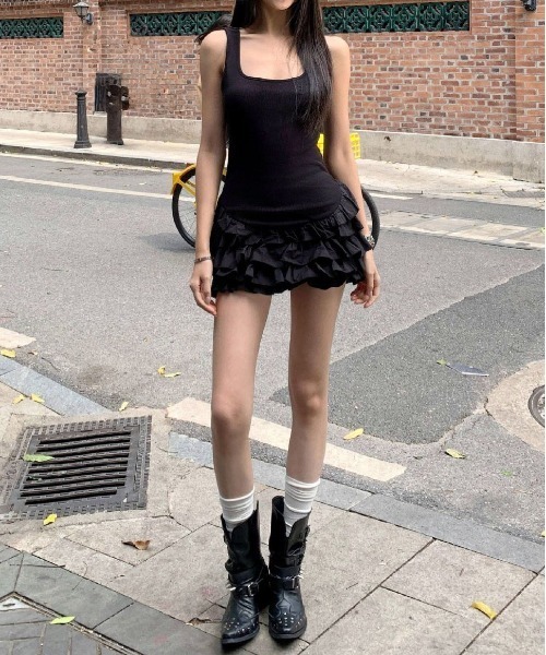 &soiree(アンドソワレ)の「スクエアネック裾フリルタンクトップ風ミニワンピース(ワンピース・レディース・ホワイト/ブラック・X-LARGE/LARGE/MEDIUM/SMALL)」の3枚目の写真