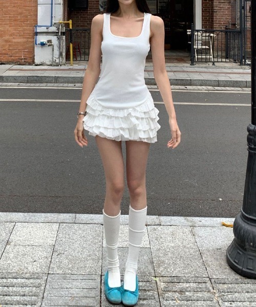 &soiree(アンドソワレ)の「スクエアネック裾フリルタンクトップ風ミニワンピース(ワンピース・レディース・ホワイト/ブラック・X-LARGE/LARGE/MEDIUM/SMALL)」の6枚目の写真