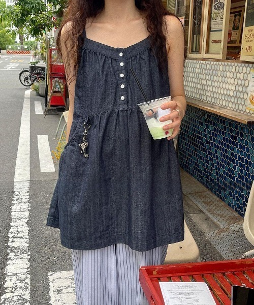 FAVORITO(ファヴォリート)の「デニムノーカラートップス(キャミソール・レディース・ブルー・F)」の6枚目の写真